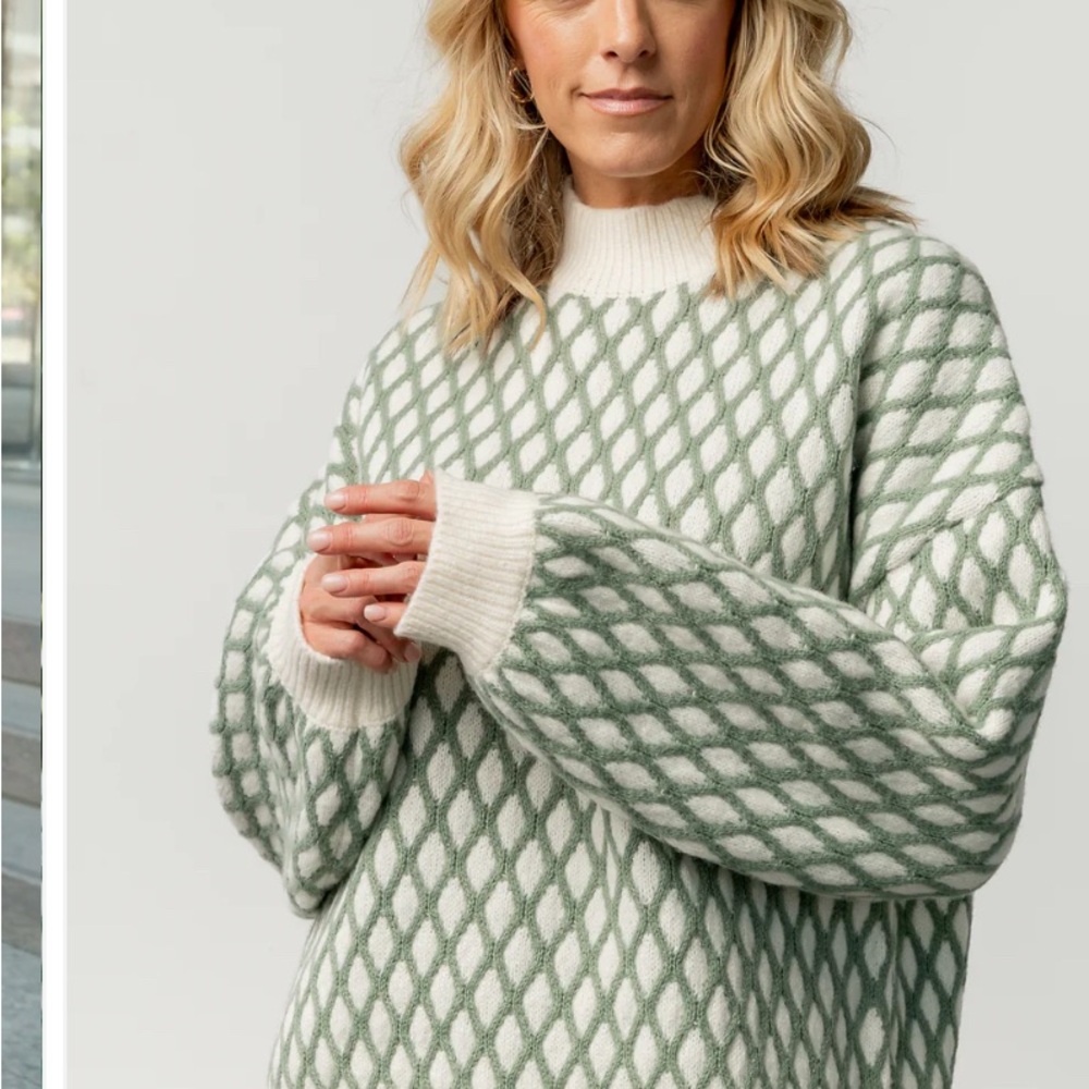 Baltic Born M Women's‎ Green and White Sweater